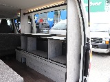 荷室の左側に収納とベンチシート、右側にテーブルとオープン収納をそれぞれ備えています。