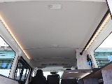 ルーフの左右に1本ずつのLEDライトを間接照明として仕込み、ルーフ全体を優しく照らしています。