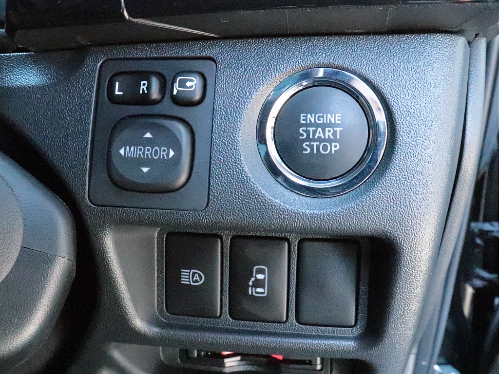 プッシュスタートスマートエントリー！自動ドアの開閉操作は運転席からも可能です♪