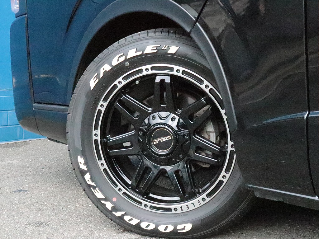 視覚的ローダウン効果のあるマットブラックオーバーフェンダーを装着した足回りには、Delf0417インチAWを装着し、ナスカーホワイトレタータイヤをインストール
