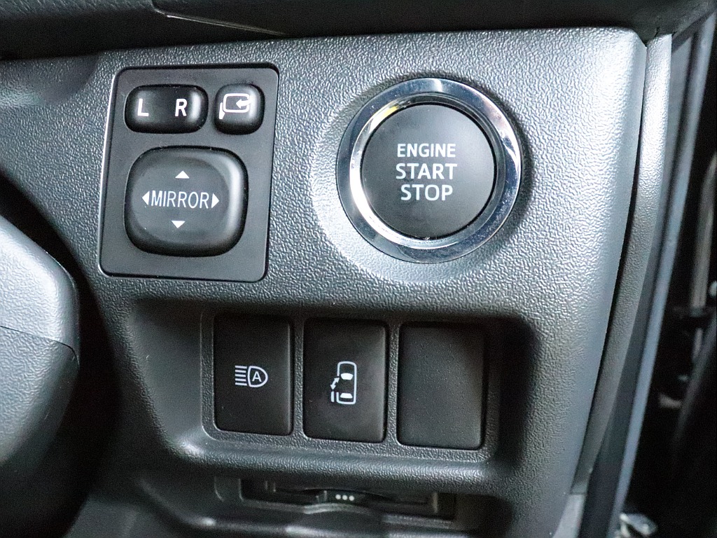 プッシュスタートスマートエントリー！自動ドアの開閉操作は運転席からも可能です♪