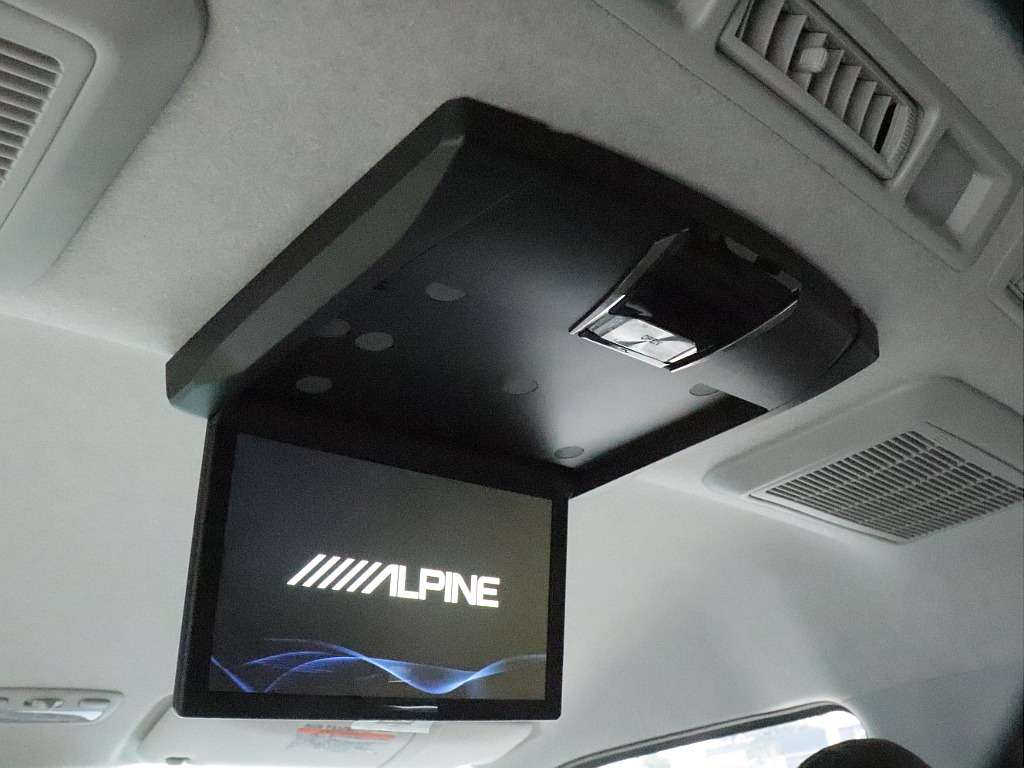 アルパイン10.2型フリップダウンモニター搭載！後席ゲストも退屈させません♪