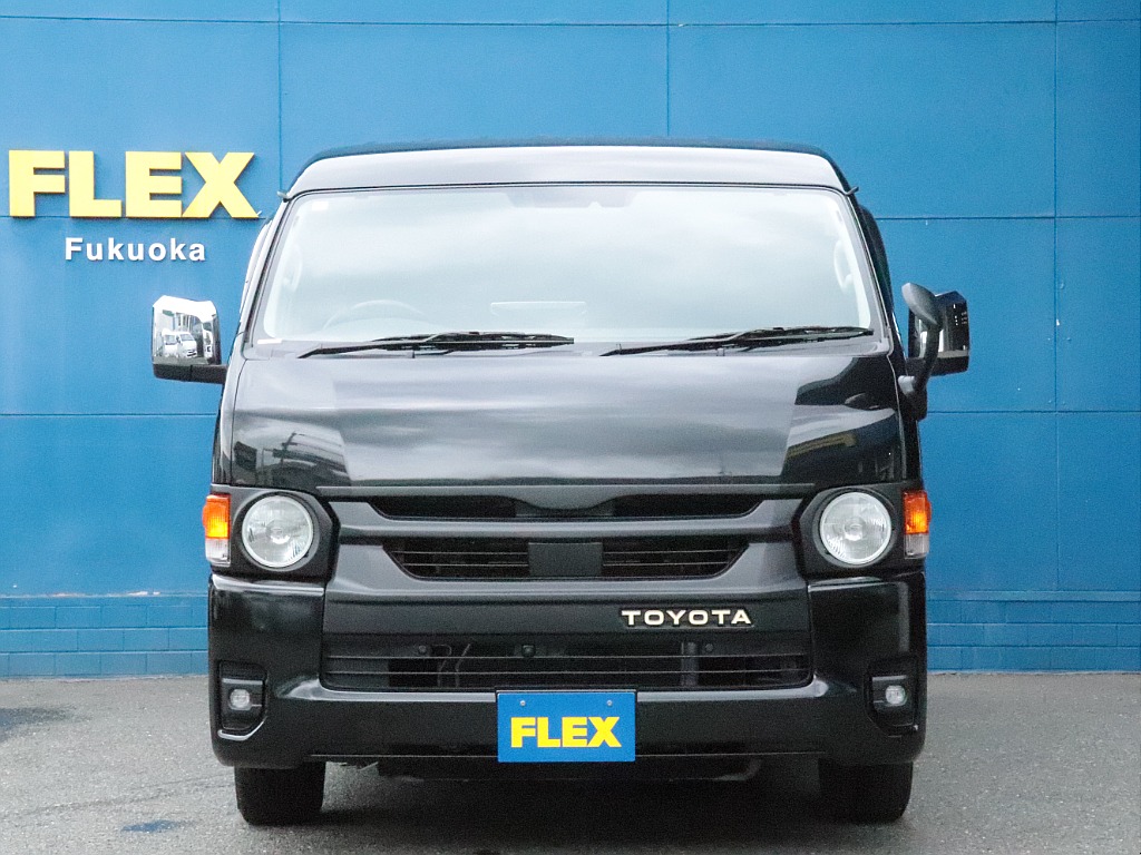 内外装カスタム多数完備したワンオーナー車！福岡店にて展示中！お気軽にお問い合わせくださいませ♪