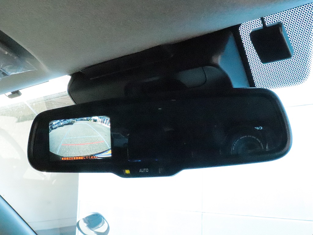 バックカメラ内臓防眩ミラーで駐車時のサポートをしてくれます♪