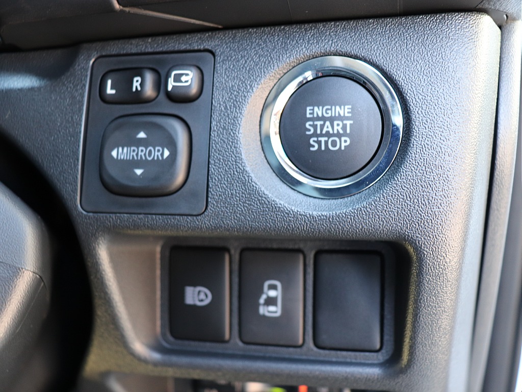 プッシュスタートスマートエントリー！自動ドアの開閉操作は運転席からも可能です◎