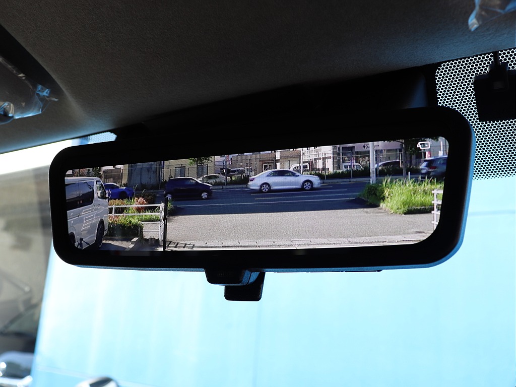 デジタルインナーミラーは、車両後方に取り付けられたカメラの映像を映すため、後席の人や荷物で視界が遮られません！