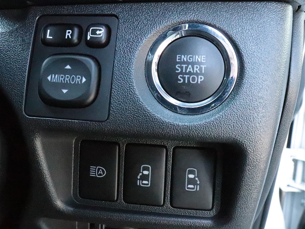 プッシュスタートスマートエントリー！自動ドアの開閉操作は運転席からも可能です♪
