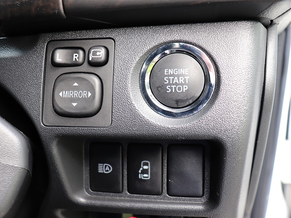プッシュスタートスマートエントリー！自動ドアの開閉操作は運転席からも可能です