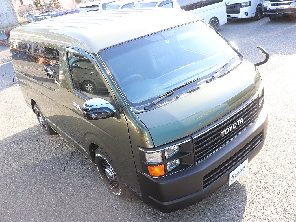 オリーブグリーン(車体)ベージュ(ルーフ)のツートンカラー