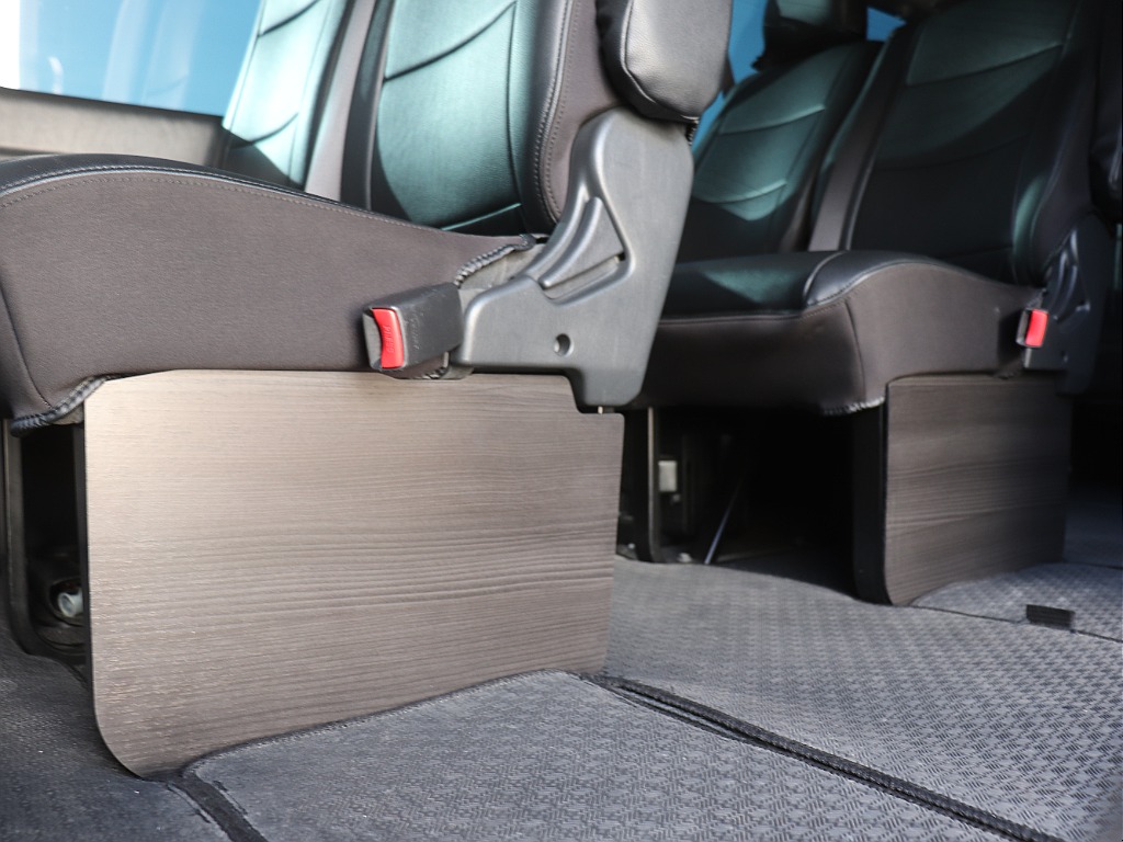 むき出しの骨組みに木目調フットパネルを装着し、社用車感を無くしました！