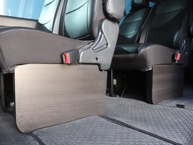 むき出しの骨組みに木目調フットパネルを装着し、社用車感を無くしました！