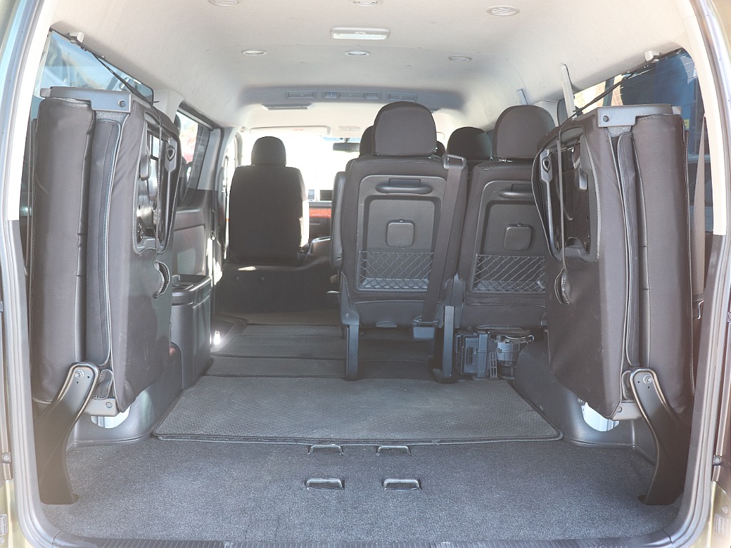 最後部シートを跳ね上げる事によってより広いスペースを確保できます♪