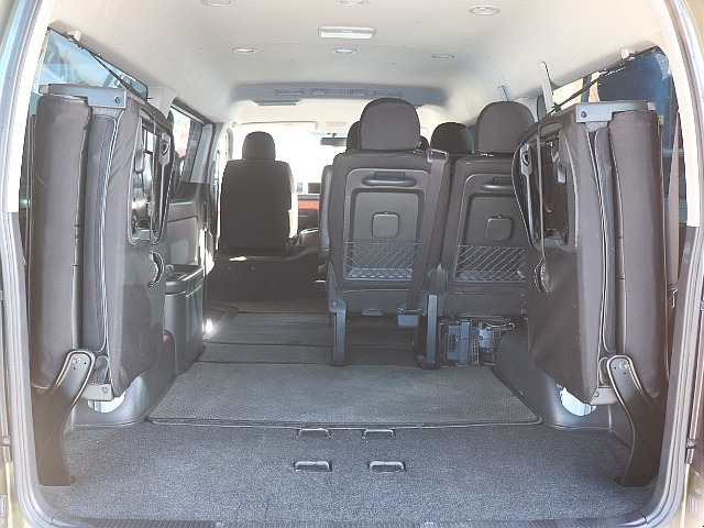 最後部シートを跳ね上げる事によってより広いスペースを確保できます♪