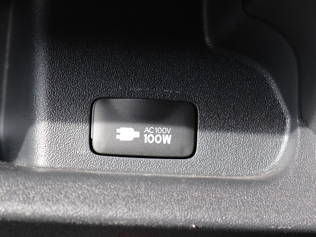 車内で家電製品や電子機器が使える AC100Vコンセント を標準装備！