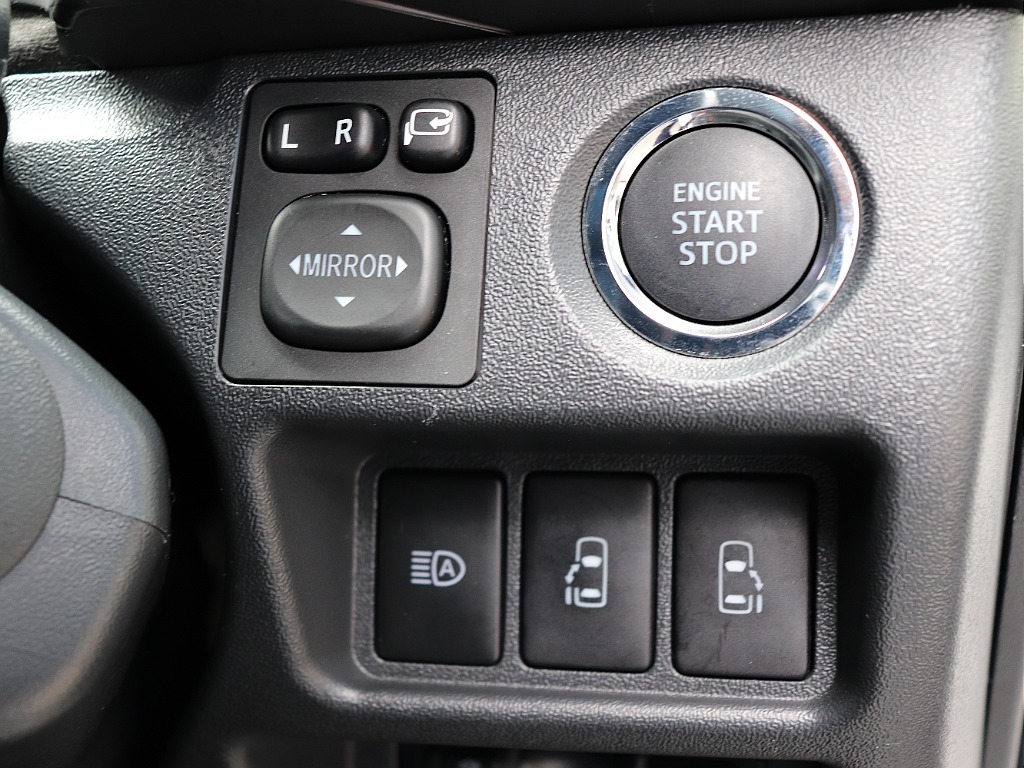 プッシュスタートスマートエントリー！自動ドアの開閉操作は運転席からも可能です◎