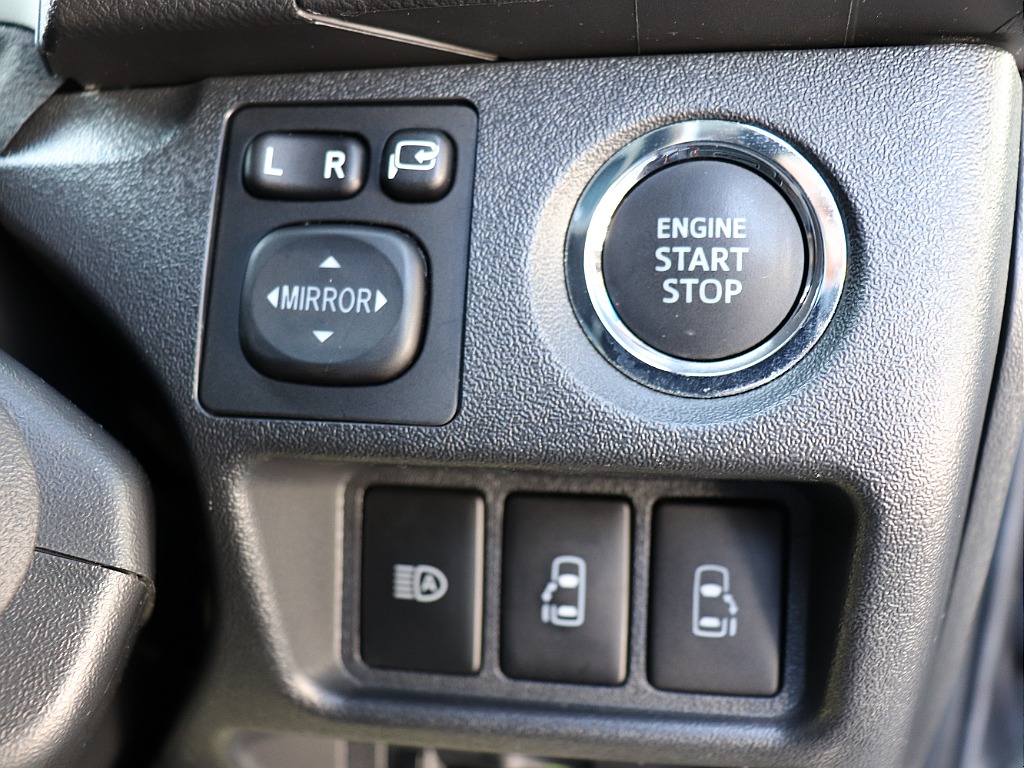 プッシュスタートスマートエントリー！自動ドアの開閉操作は運転席からも可能です◎