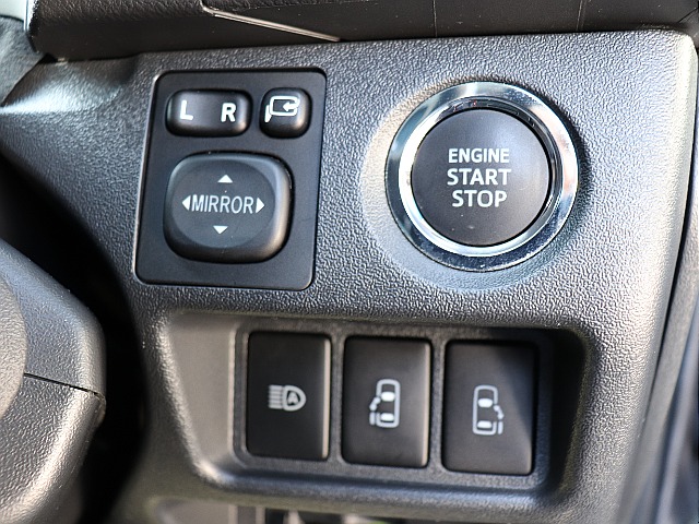 プッシュスタートスマートエントリー！自動ドアの開閉操作は運転席からも可能です◎