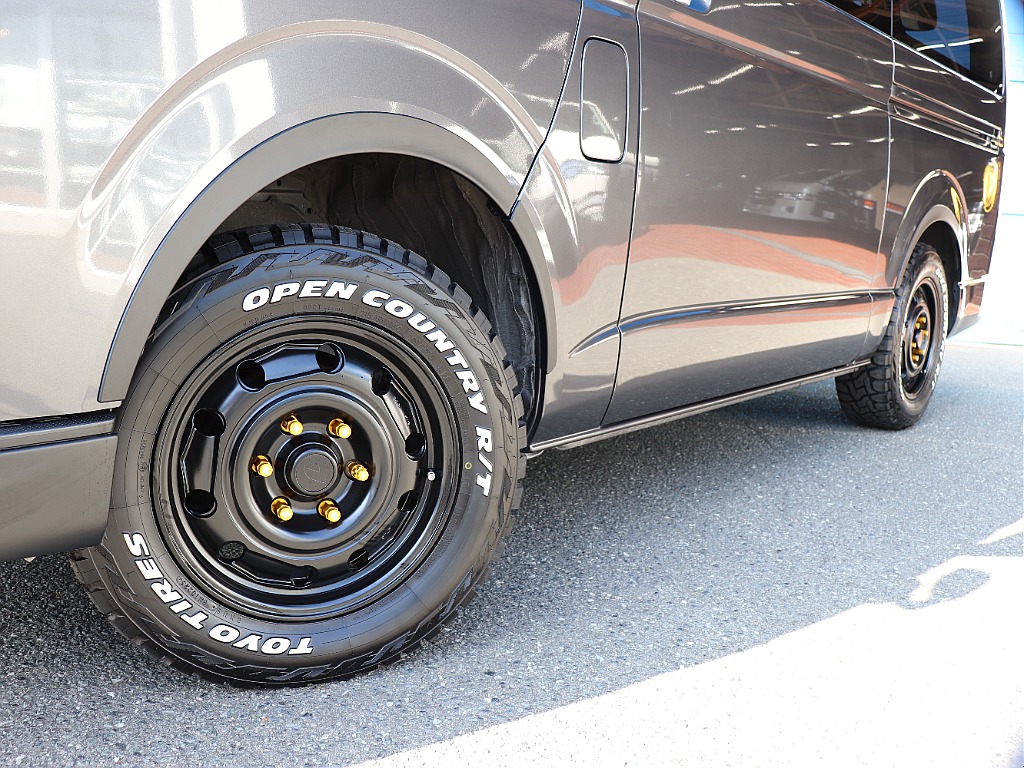 視覚的ローダウン効果のあるオーバーフェンダーを装着した足回りには、Paw16インチ、TOYOオープンカントリータイヤをインストール