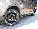 視覚的ローダウン効果のあるオーバーフェンダーを装着した足回りには、Paw16インチ、TOYOオープンカントリータイヤをインストール