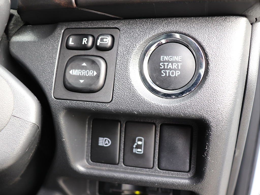 プッシュスタートスマートエントリー！自動ドアの開閉操作は運転席からも可能です◎