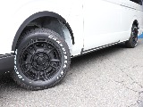 視覚的ローダウン効果のあるオーバーフェンダーを装着をした足回りにはBJメキシカン、ダンロップタイヤをインストール！
