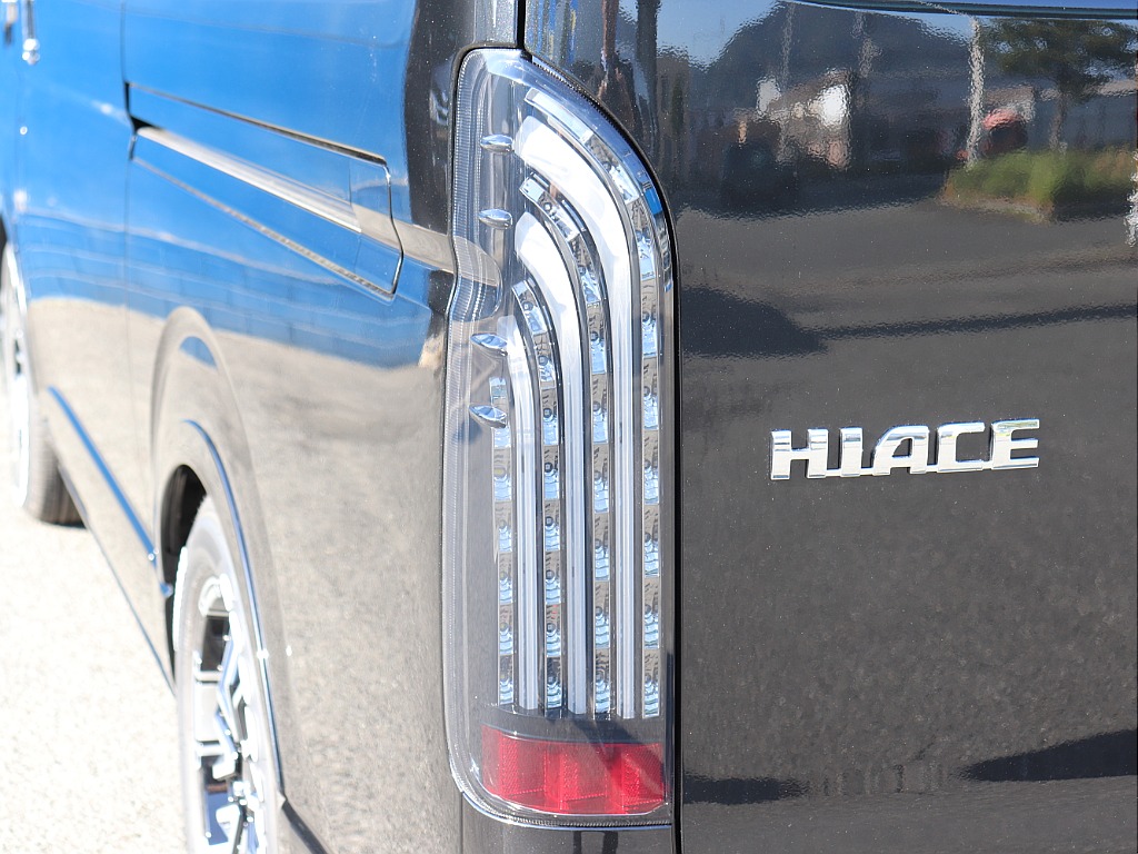 テールには、リアビューをスタイリッシュに彩るフルLEDの煌きブラックLEDテールを採用！