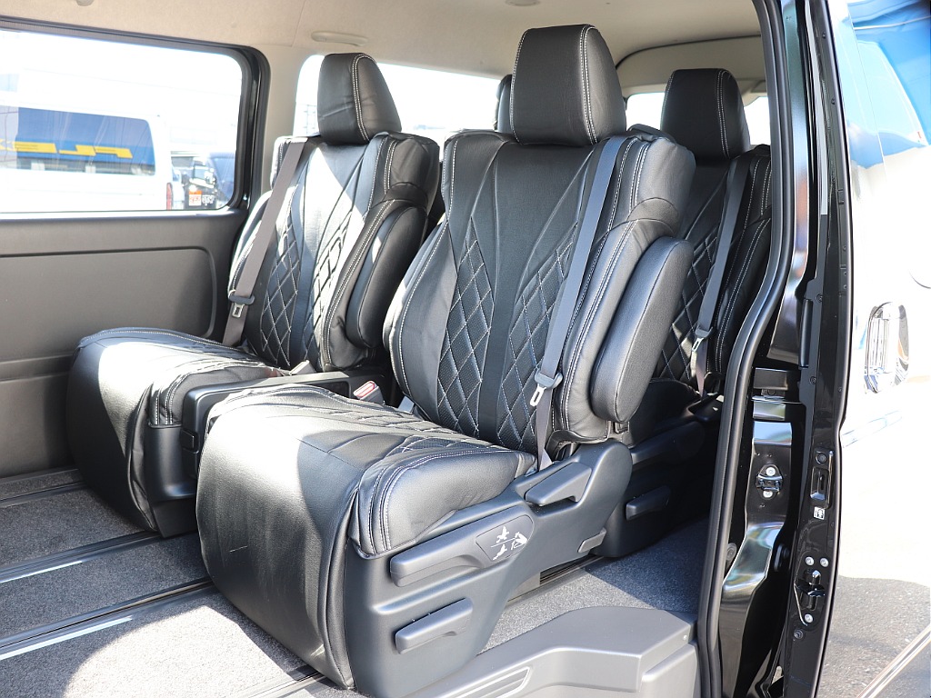 オットマン付きで脚を伸ばしてくつろげる仕様