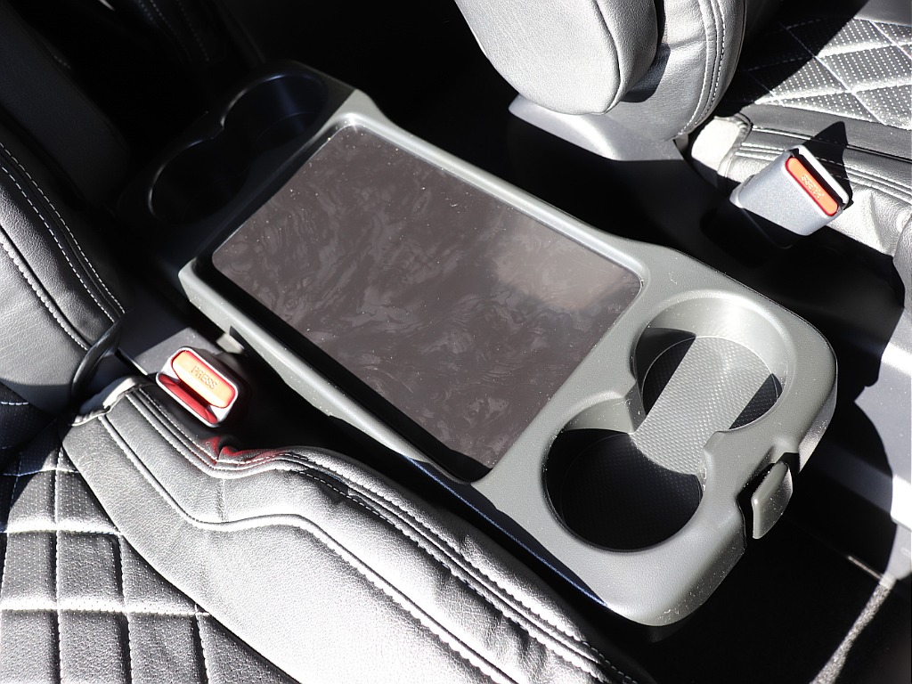 折りたたみ式サイドテーブル付き（カップホルダー4個付き）で、2列目・3列目利用時に“車内での作業・待ち時間・リラックス時間”を快適に♪