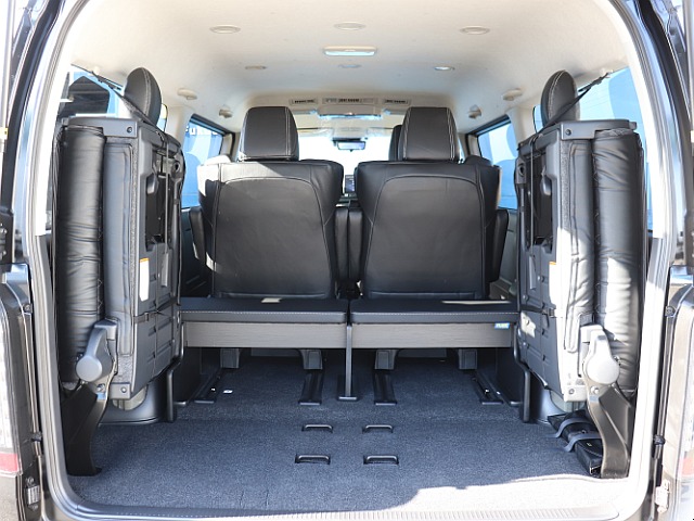最後部シートは跳ね上げ可能！お荷物スペース確保！