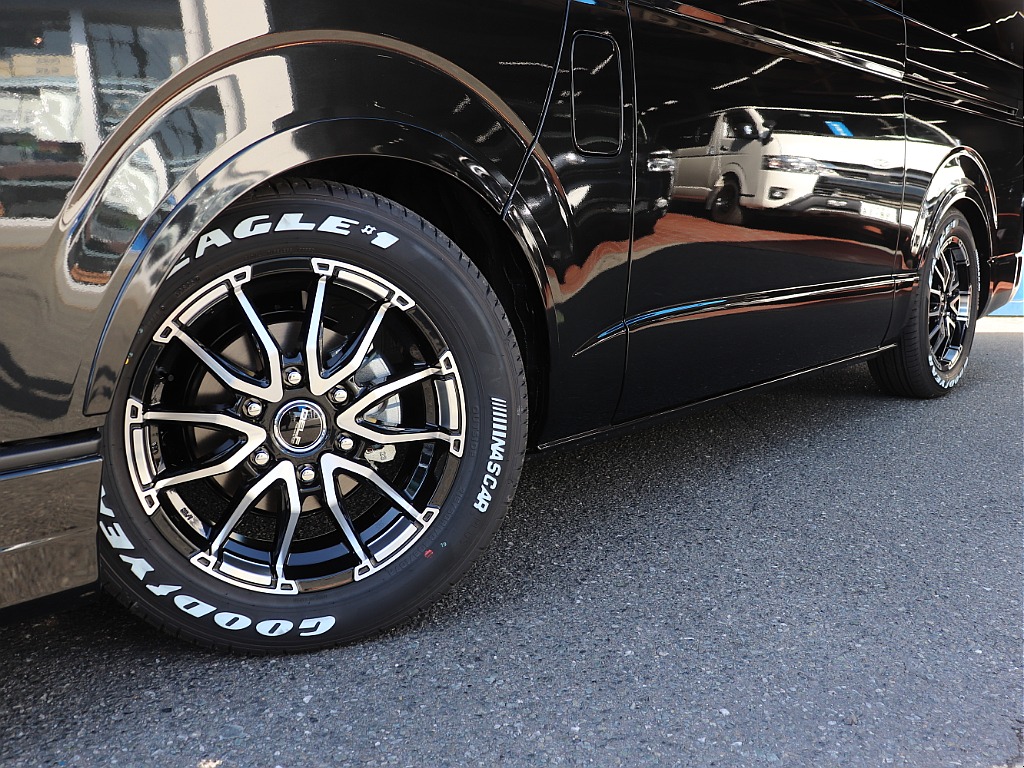 視覚的ローダウン効果のあるオーバーフェンダーを装着した足回りにはDelf06　AWを装着し　ナスカーホワイトレタータイヤをインストール！