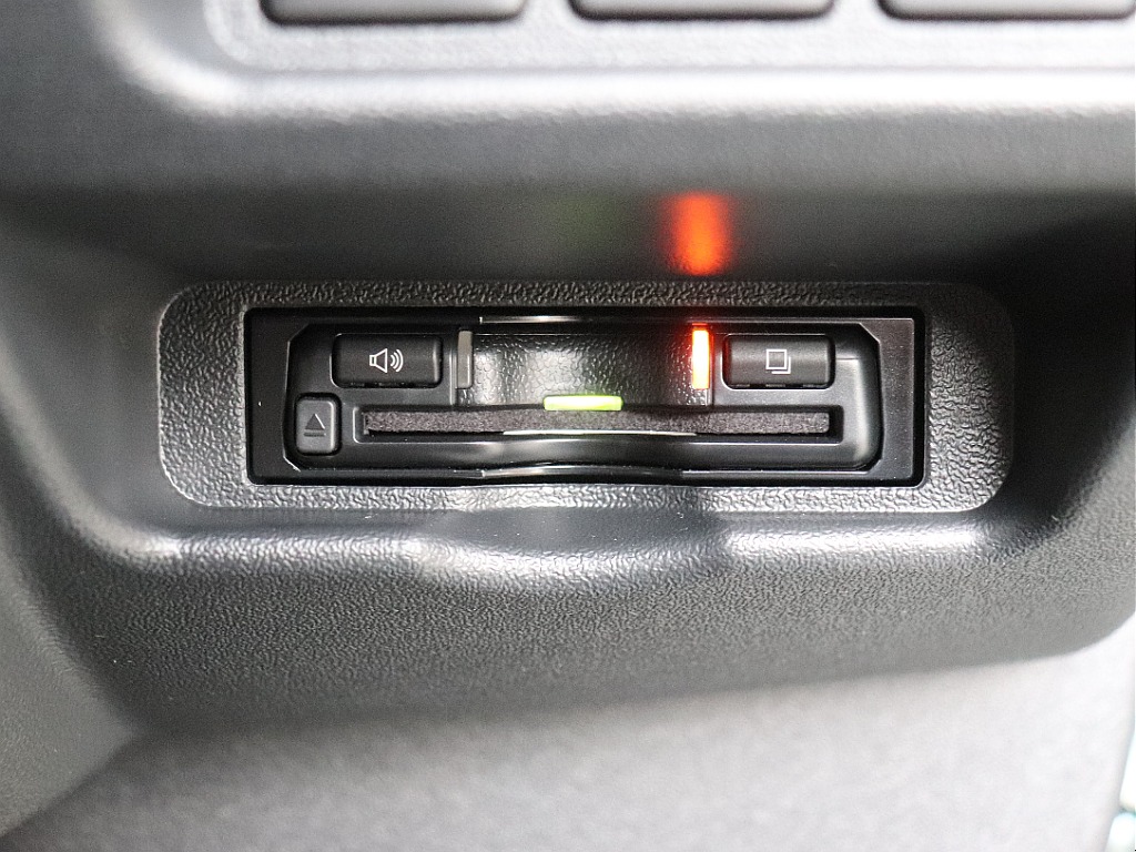 ハイウェイドライブの必需品ビルトインETC完備