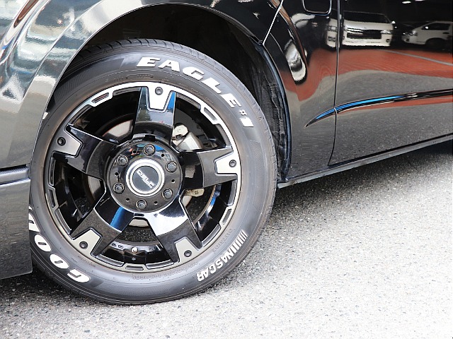 足まわりには、Delf03　17インチAWを装着し、ナスカーホワイトレタータイヤをインストール！