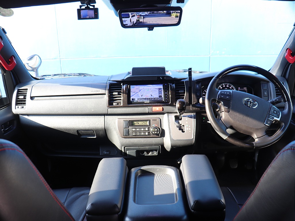 ステアリングスイッチは走行時もハンドルから手を離す事なくチャンネル操作が可能です♪