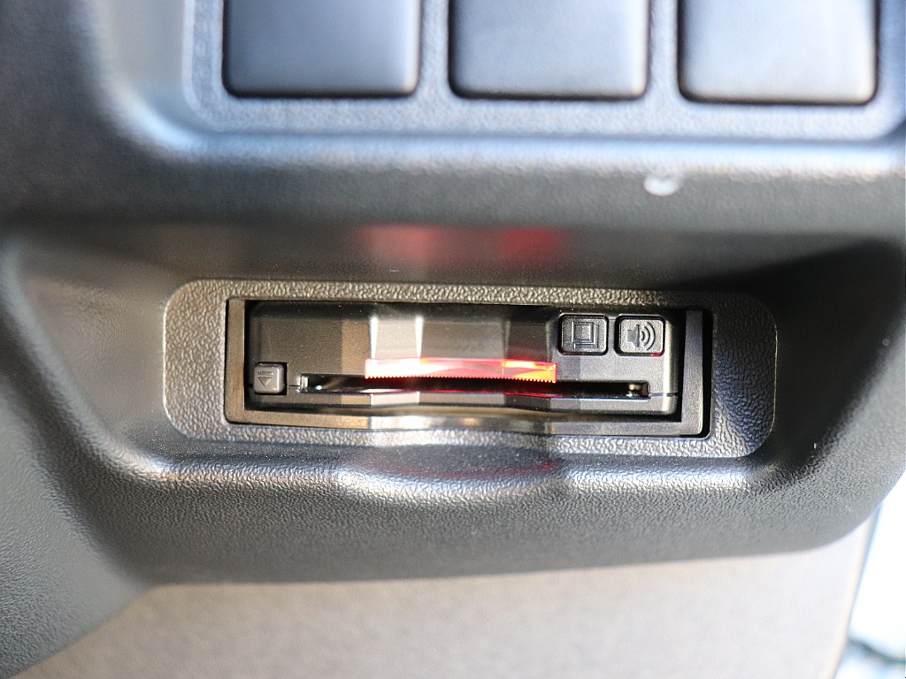 ハイウェイドライブの必需品ビルトインETC完備