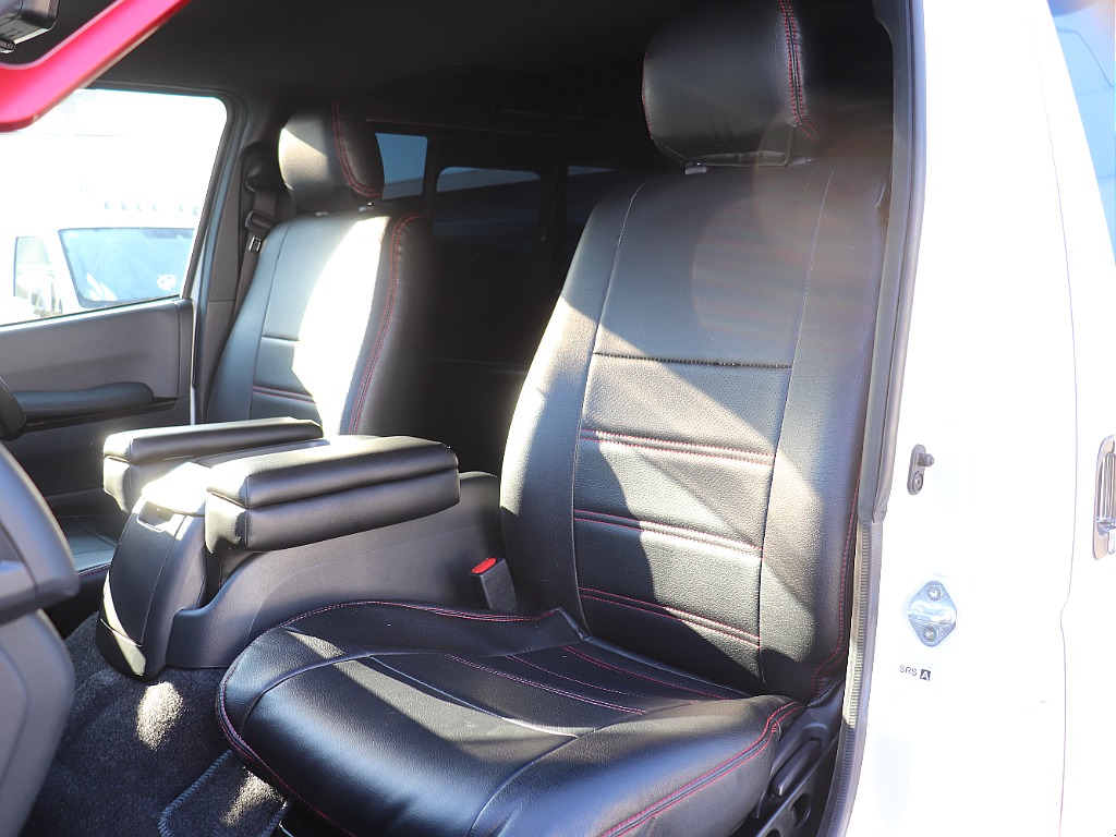 ブラックレザー調シートカバー装着済みで汚れ防止はもちろん統一感もアップ↑↑