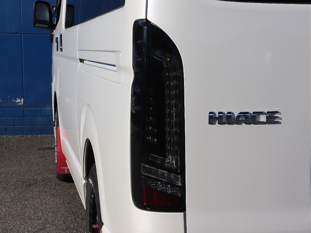 ﾃｰﾙには、レンズ側面にFLEXのﾛｺﾞが入ったオリジナルカラーの高輝度！プレステージLEDテールを採用