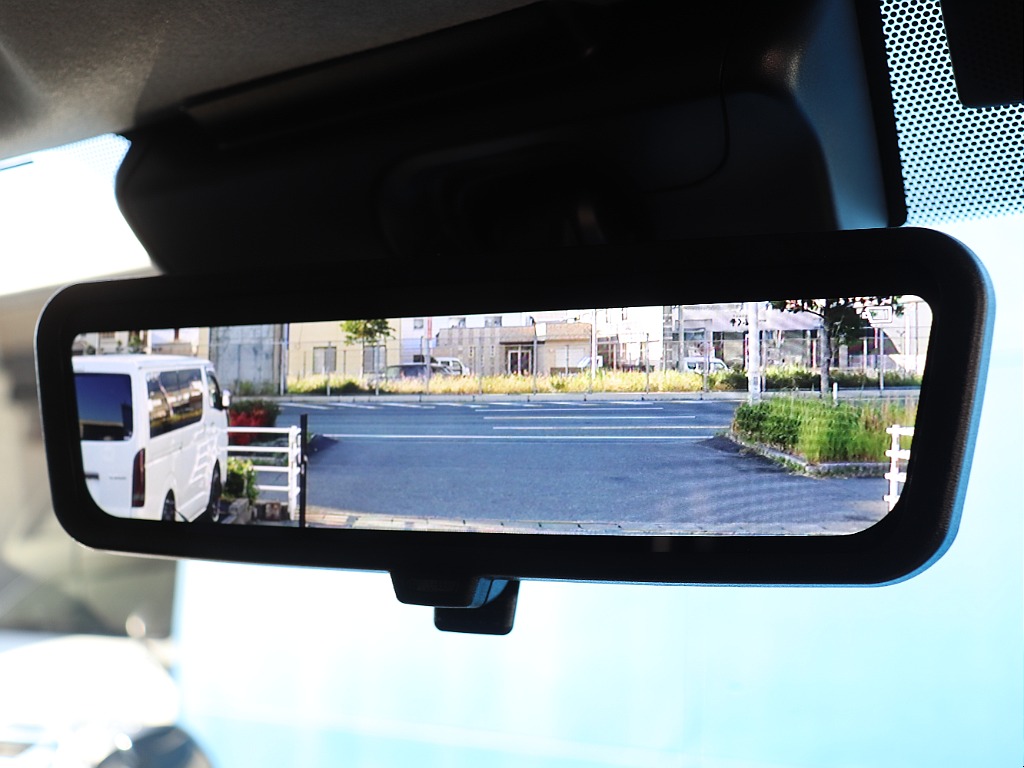 デジタルインナーミラーは後席に荷物が乗っていても後ろを写し出してくれます♪