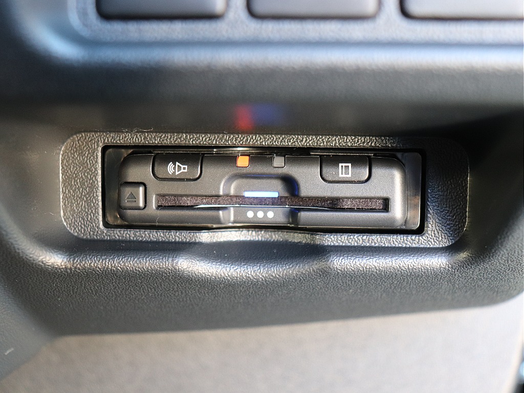 ハイウェイドライブの必需品ビルトインETC完備！