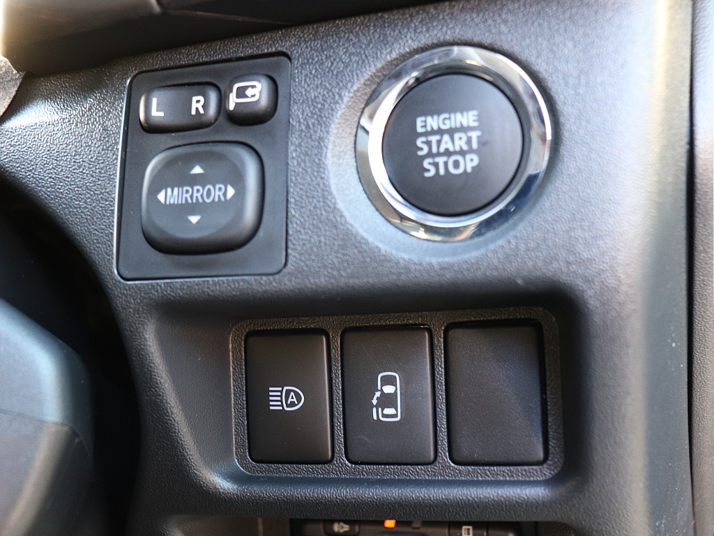 プッシュスタートスマートエントリー！自動ドアの開閉操作は運転席からも可能です！