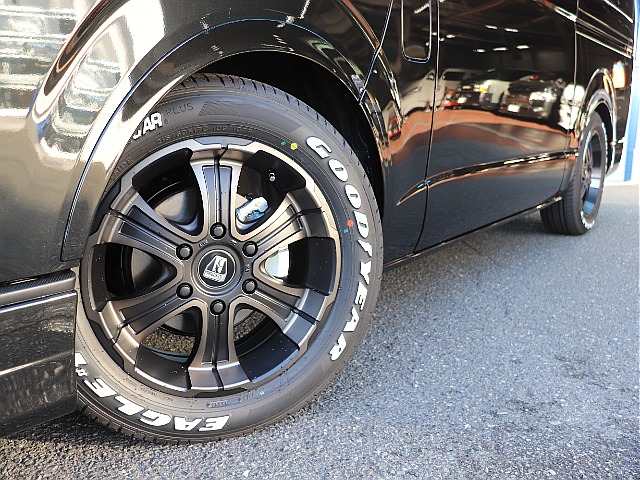 足回りには、ＦＬＥＸ　ワイルドディープス１７インチアルミホイールグッドイヤー　ナスカーホワイトレタータイヤ