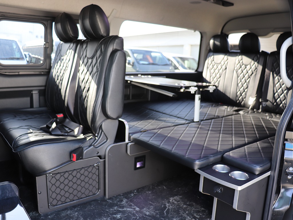 床をフローリング仕様にしたり、テーブル・家具・間接照明などをオプション装備できる “リビングサルーン” 的空間演出?