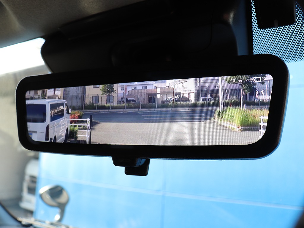 デジタルインナーミラーは、後部に荷物が乗っていても後部を映し出してくれ、たいへん便利です☆