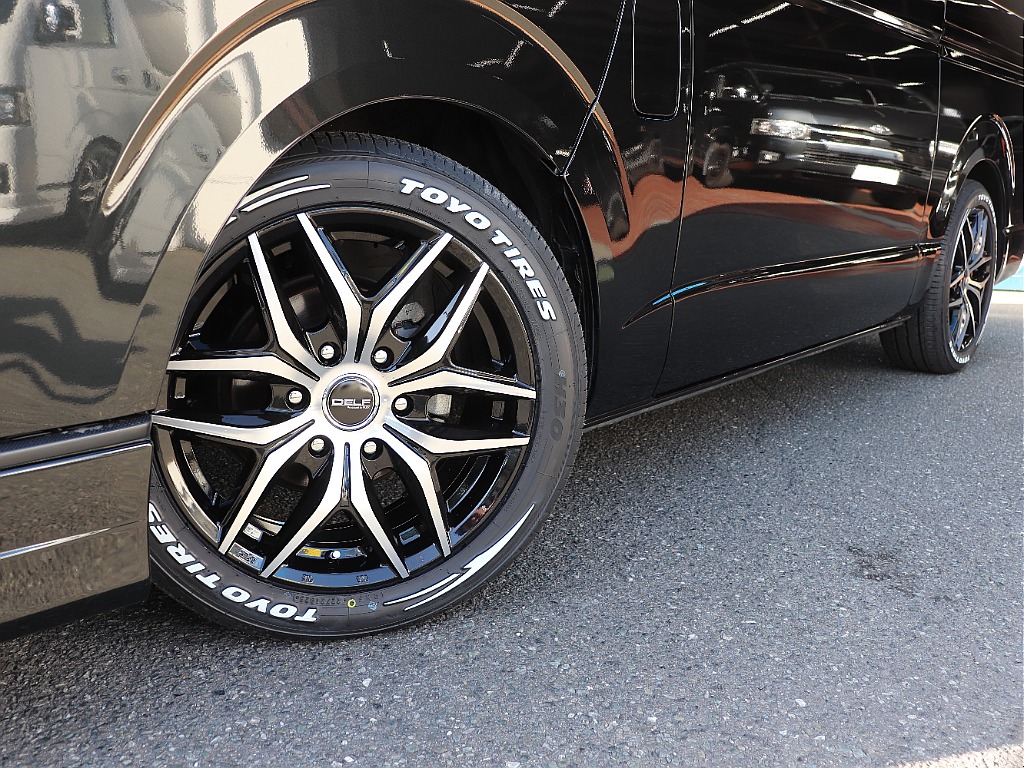 足回りには、Delf01　BP　18インチAWを装着しTOYO　H30タイヤをインストール