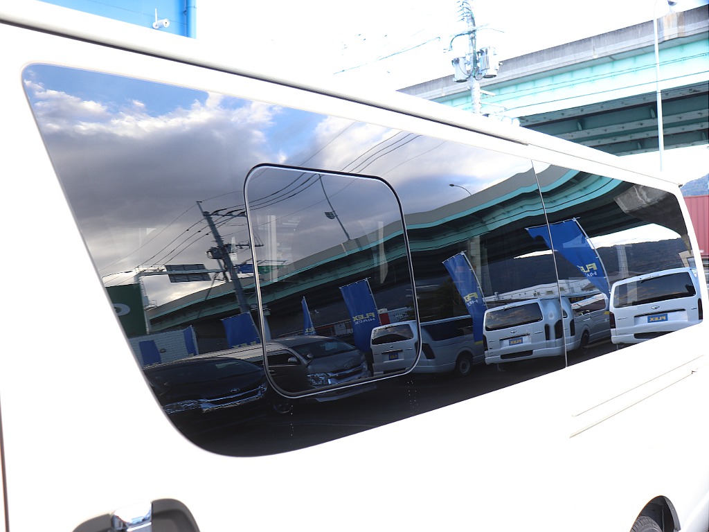 小窓付き自動ドア完備◎