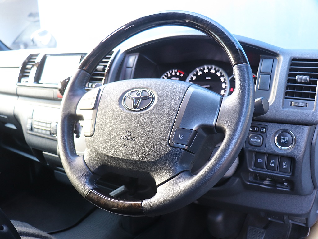 ステアリングスイッチは走行時もハンドルから手を放す事なくチャンネル操作が可能です♪