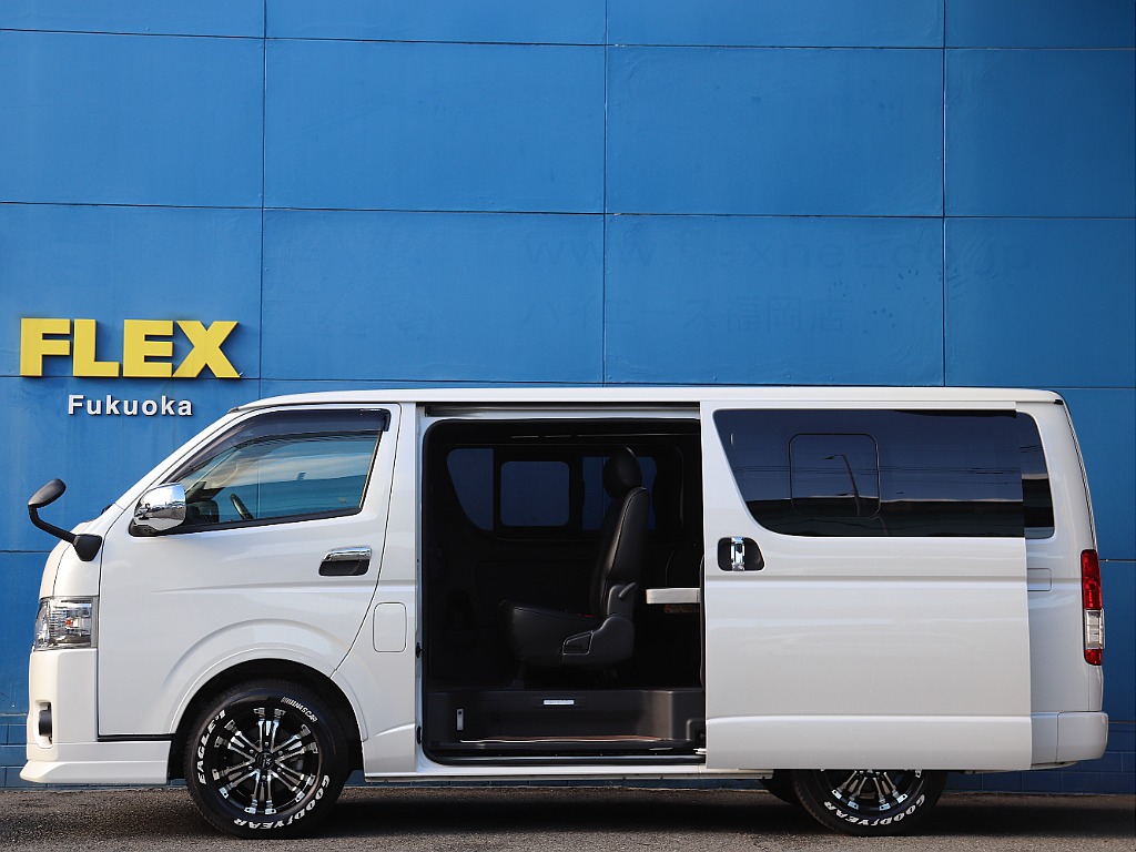 メーカーオプションのパワースライドドドア完備