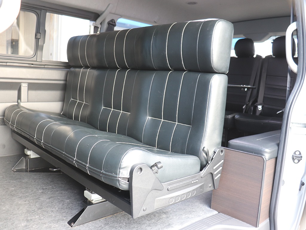 セカンドシートには、レザー調やステッチなど高級感あるレボシート！内装カスタムの主役になるアイテム