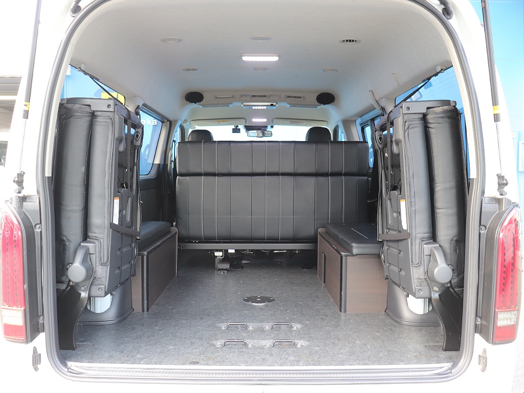 最後部シートを跳ね上げる事によってお荷物スペースもしっかり確保◎