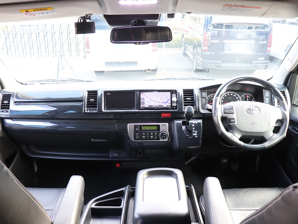 コックピット周りには、415コブラ黒木目インテリア3点セットで高級感のある運転席周りになっています♪