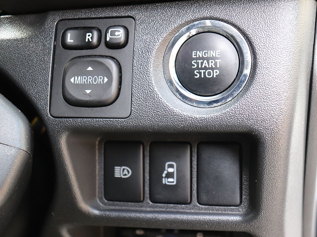 プッシュスタートスマートエントリー！自動ドアの開閉操作は運転席からも可能です◎